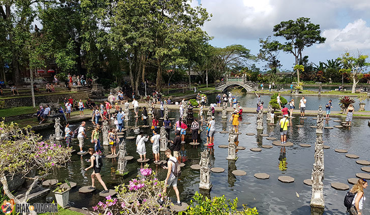 Turisti al Tirta Gangga