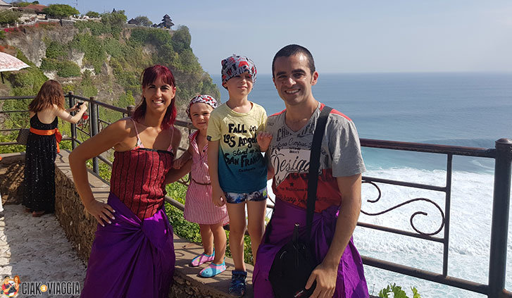 Noi sulla scalinata per il Tempio